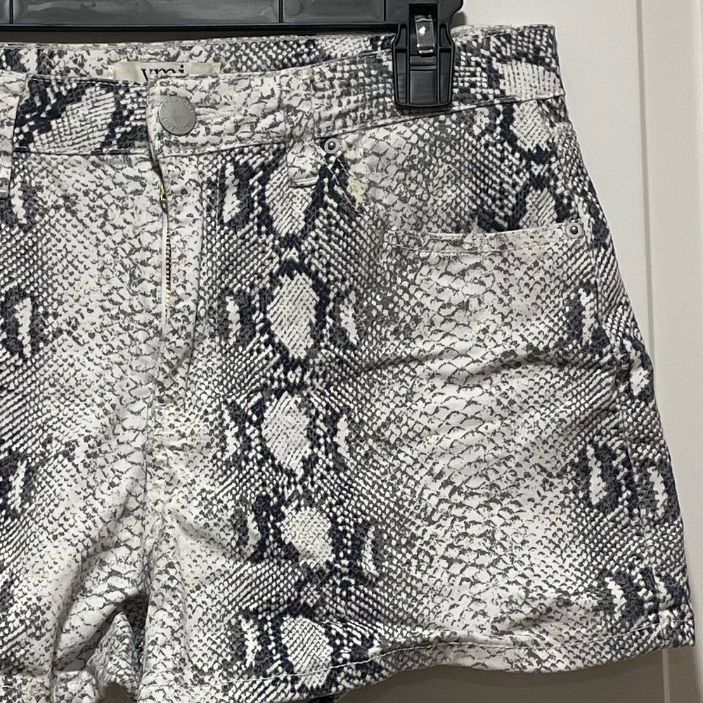 ❤️🔥 Fire! Python Print Womens Sz 11 3” Snakeskin Y2K Stretch Animal Print Short - Picture 3 of 11